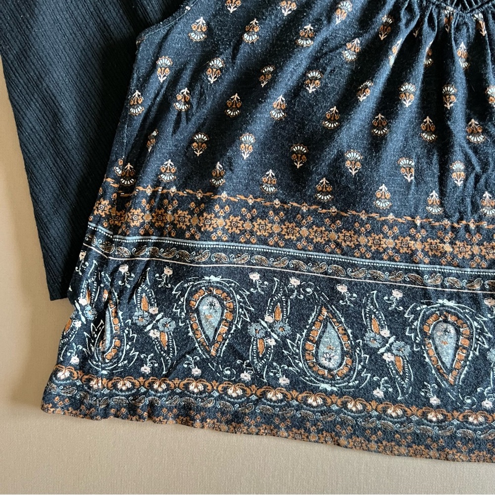Small Lot of Boho & Animal Print Sleeveless Tops - Picture 3 of 10